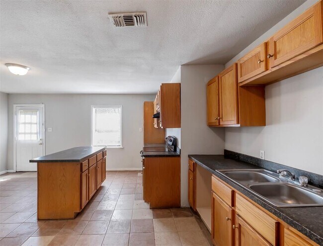 Building Photo - 500 N Circle Dr