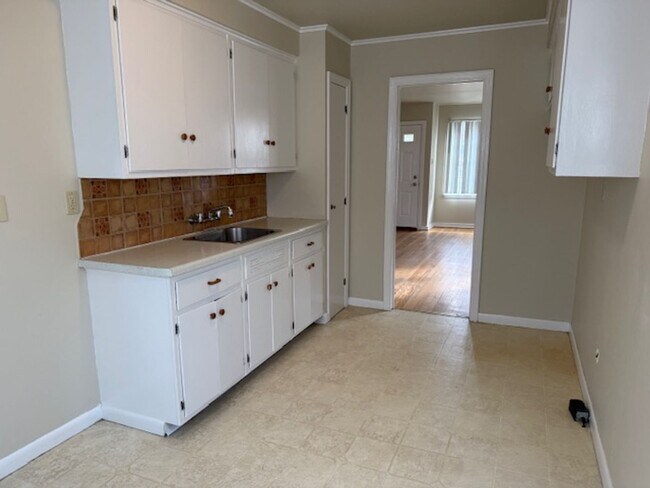 Foto del edificio - West Allis 3 bedroom 1 bath with 2 car garage