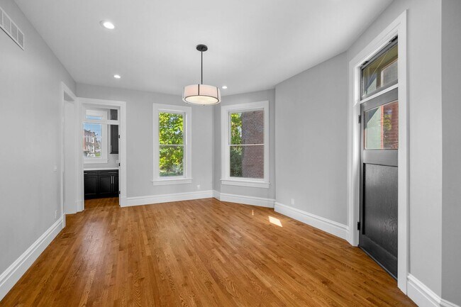 Foto del edificio - HISTORIC THREE LEVEL 19TH CENTURY THREE LEVEL 4 BED, 3.5 BATH HOME