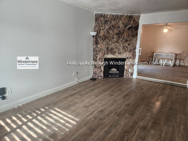 Foto del edificio - Cozy Halfplex in Carmichael- Available Now.