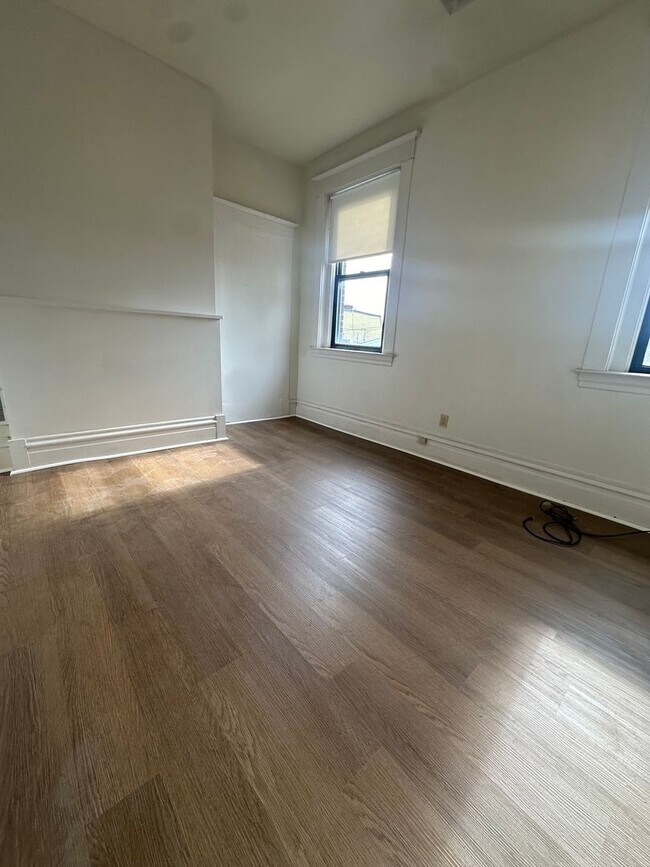 Building Photo - EAST CARSON STREET LIVING IN THE HEART OF THE SOUTH SIDE AVAILABLE SEPT!