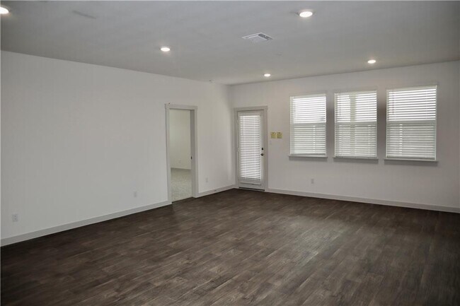 Building Photo - 402 Barton Creek Ln