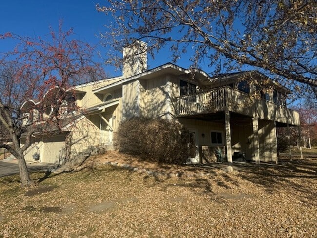 Foto del edificio - Beautifully Updated 3 Bed, 2 Bath, 2 Car Garage End Unit Townhome with Vaulted Ceilings