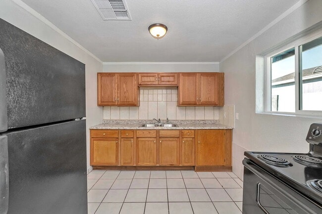 Building Photo - AFFORDABLE 2 BEDROOM HOME IN A CONVENIENT PHOENIX LOCATION