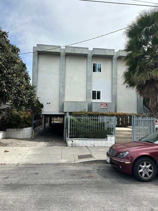 Building Photo - 1736 N Mariposa Ave