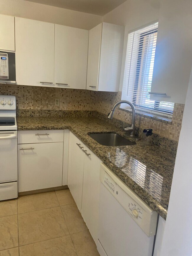 Foto del edificio - 4820 Lucerne Lakes Blvd W