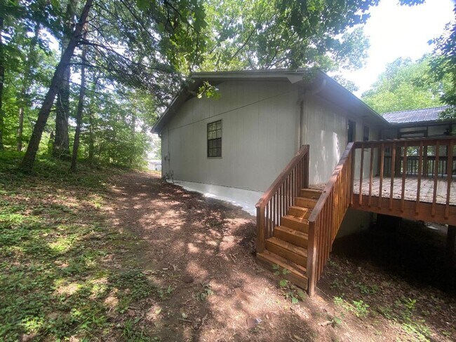 Building Photo - 1305 Sun Cir