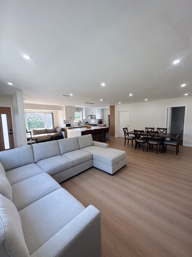 Foto del edificio - 345 N Broadmoor Ave