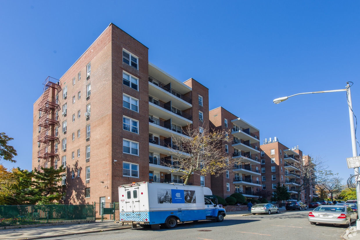 Thornton Place Owners Rentals in Forest Hills at 6750 Thornton Pl