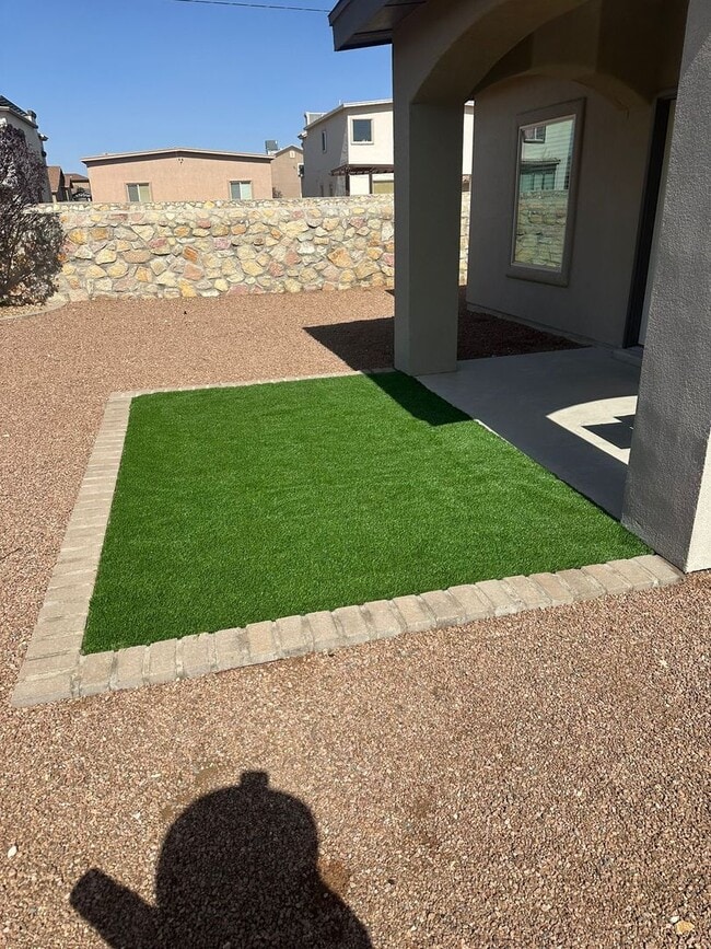 Building Photo - Furnished Eastside Beautiful 3 bed/2 baths...