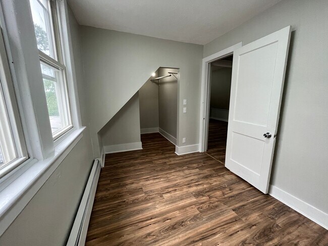 Building Photo - Beautiful East Rock Apt Near Modern Pizza!