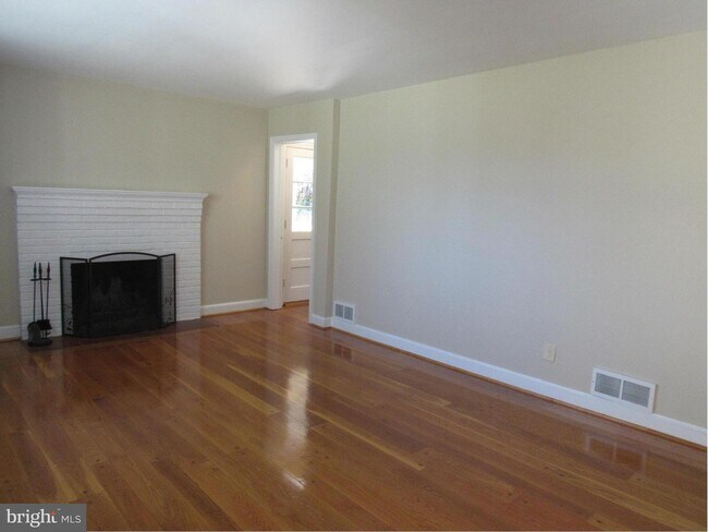Building Photo - 6533 Chesterfield Ave