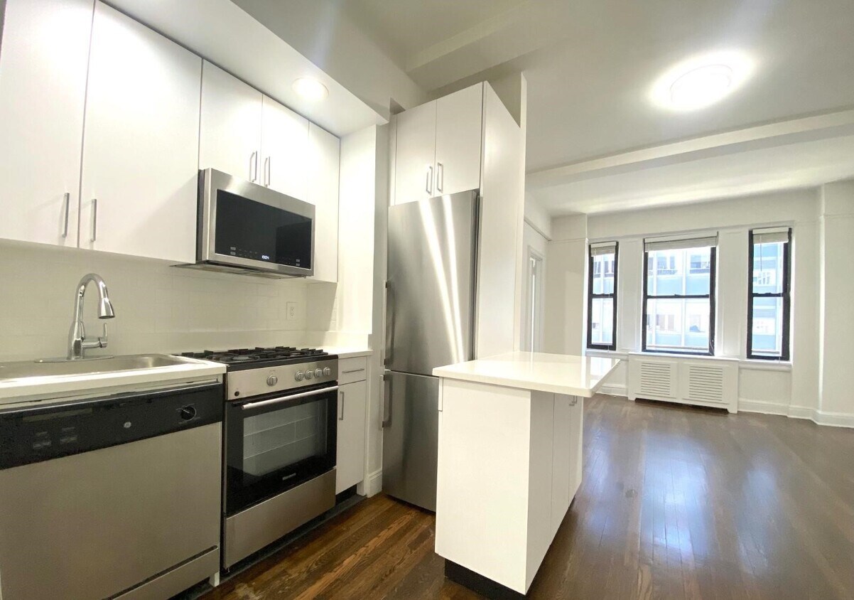 Building Photo - 140 E 46th St