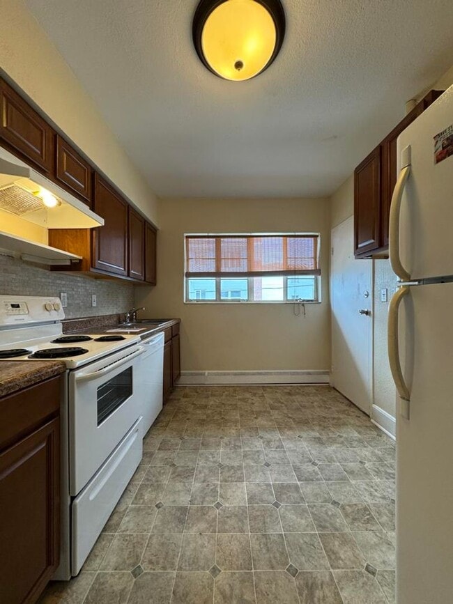 Building Photo - Marina Breeze Condominiums