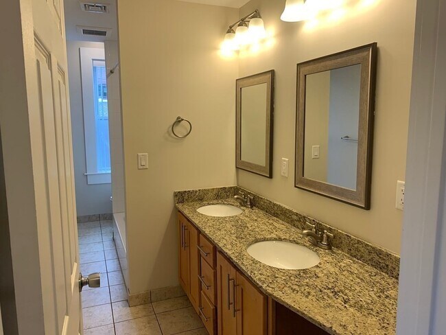 Building Photo - 19 Short St