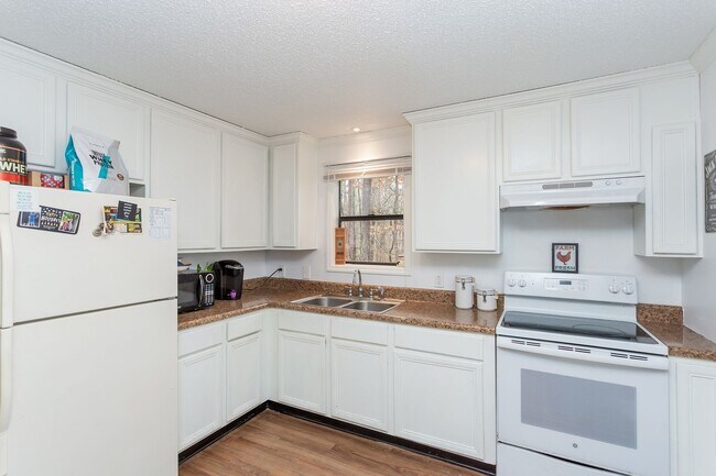 Building Photo - Available early July! One level, 2 bedroom...