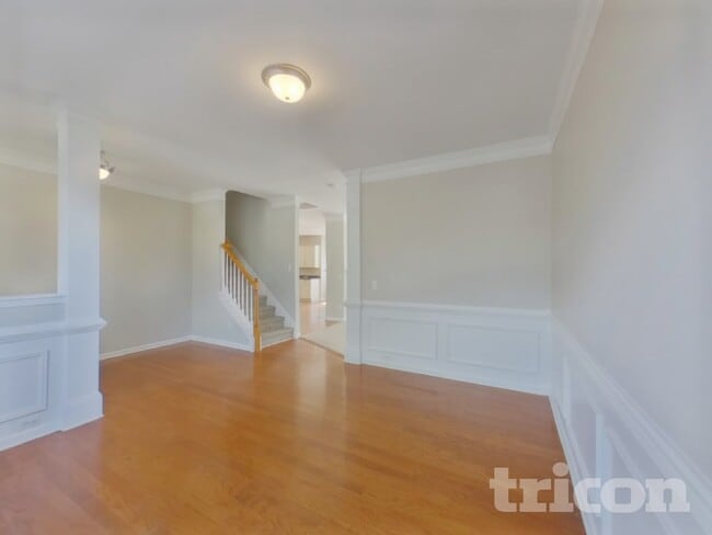 Building Photo - 527 W Saddletree Dr
