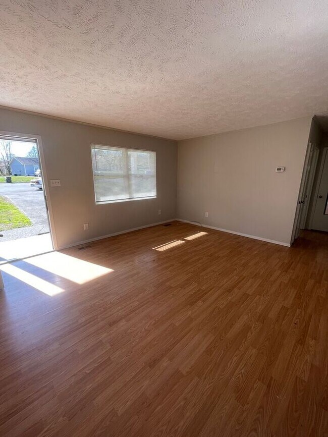 Foto del edificio - Two Bed/One Bath Centrally Located to West...