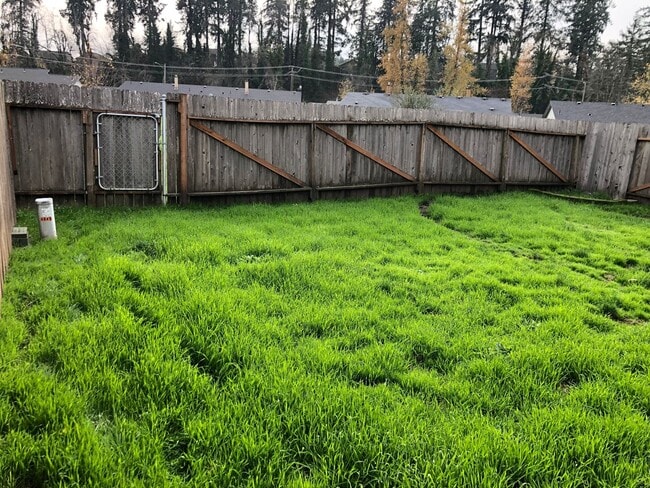 Building Photo - Great 2 bedroom 1 bathroom duplex in Springfield!