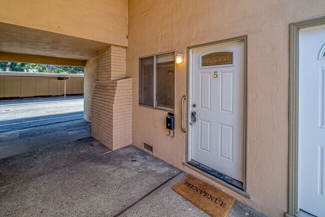 Foto del edificio - 3 bedroom condo near Santana Row!