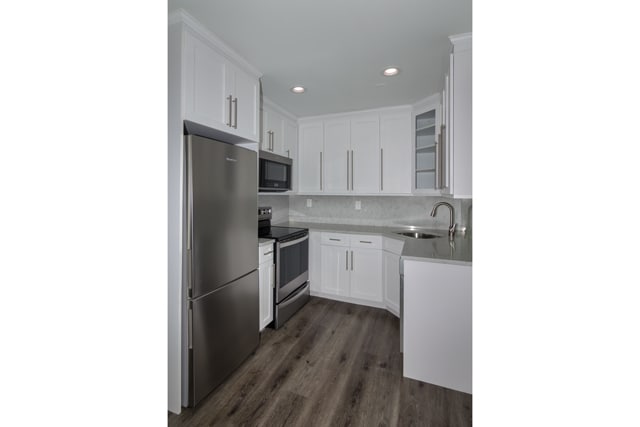 Stainless Appliances - Fairfield Plaza South at Sayville