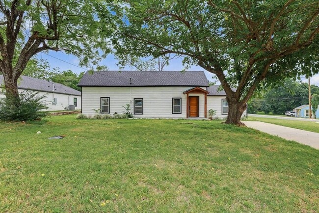 Building Photo - Beautifully Remodeled Home for Rent – Plenty of Space Inside & Out!