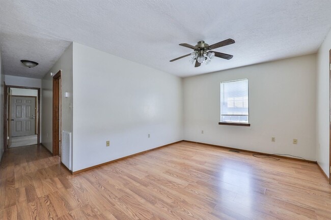 Building Photo - Charming Duplex in Heart of Dresden!
