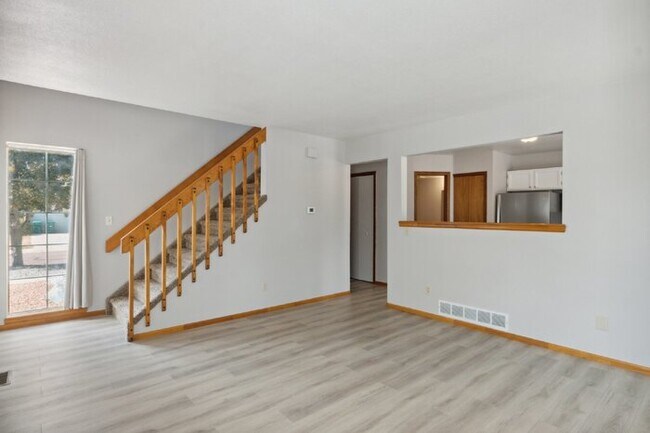 Foto del edificio - **Charming 2-Story Home in Coveted Distric...