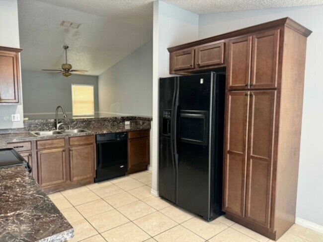 Building Photo - Beautiful 3/2 Corner Lot with Extra Den/Of...