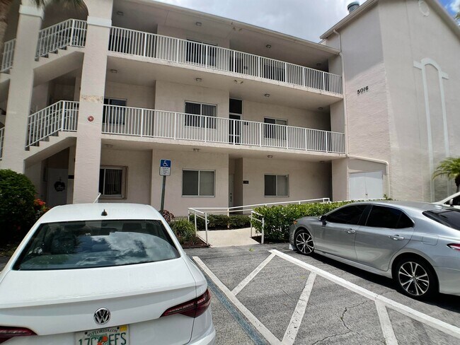 Building Photo - 5016 Rose Hill Dr