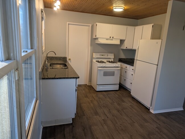 Cocina con encimeras de granito / campana extractora nueva / iluminación nueva - 18531 W Judy Dr