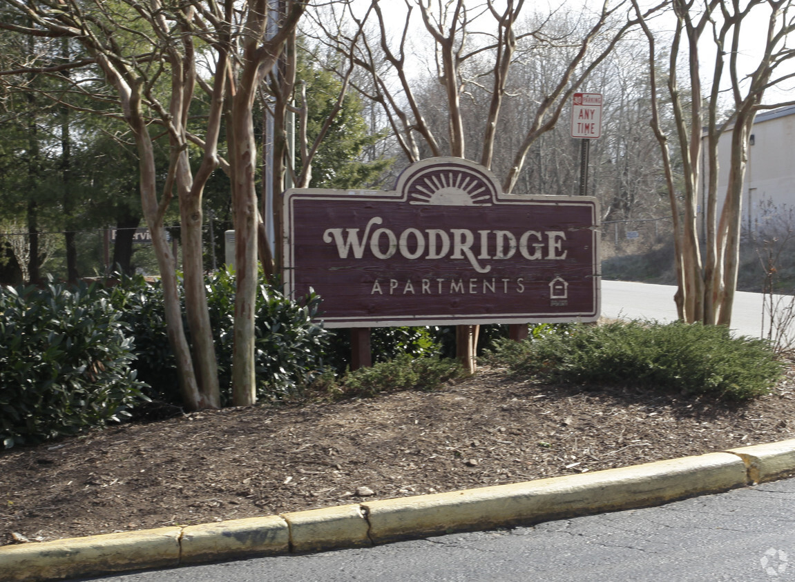 Entrada - Woodridge Apartments