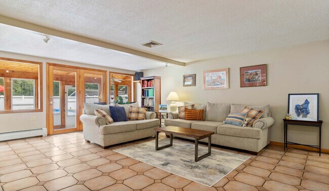 Foto del edificio - 157 Pine Orchard Rd