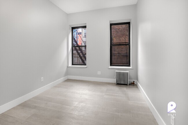 Building Photo - 305 E 75th St