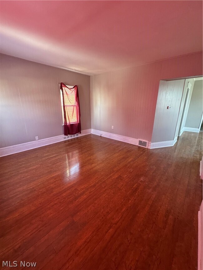 Foto del edificio - 9316 Raymond Ave