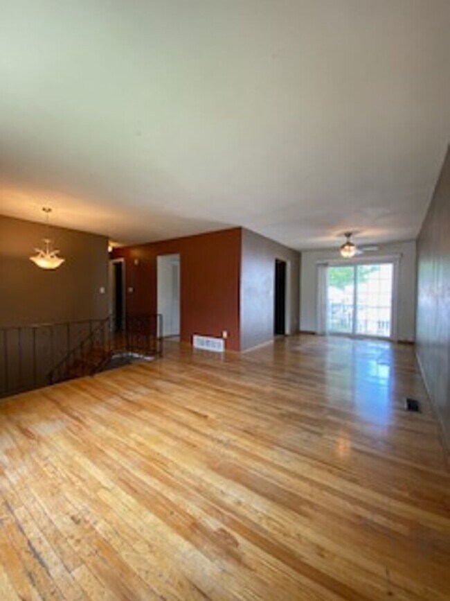Building Photo - 3 Bedroom Home Available in Elkhart!