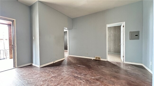 Building Photo - 7634 Roslyn Street Unit 4