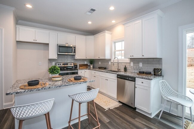 Building Photo - Luxury 2-Bedroom Townhome for Rent in Chimney Oaks – Golf Community Living!