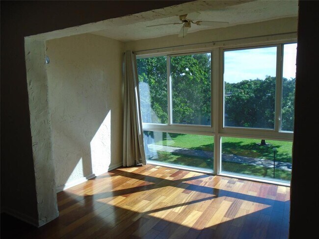 Foto del edificio - 608 SW Natura Blvd