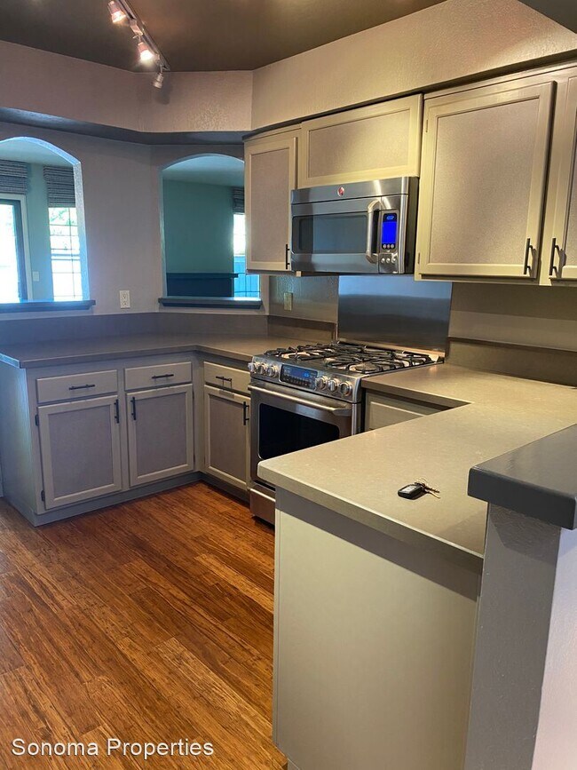 Building Photo - 2 br, 2.5 bath House - 583 6th Street West