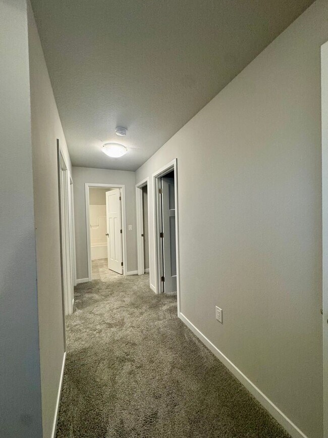 Building Photo - 3 bedroom 2.5 bath Single Family Home