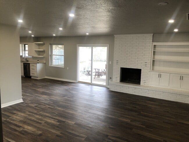 Photo - 2209 Iowa St House