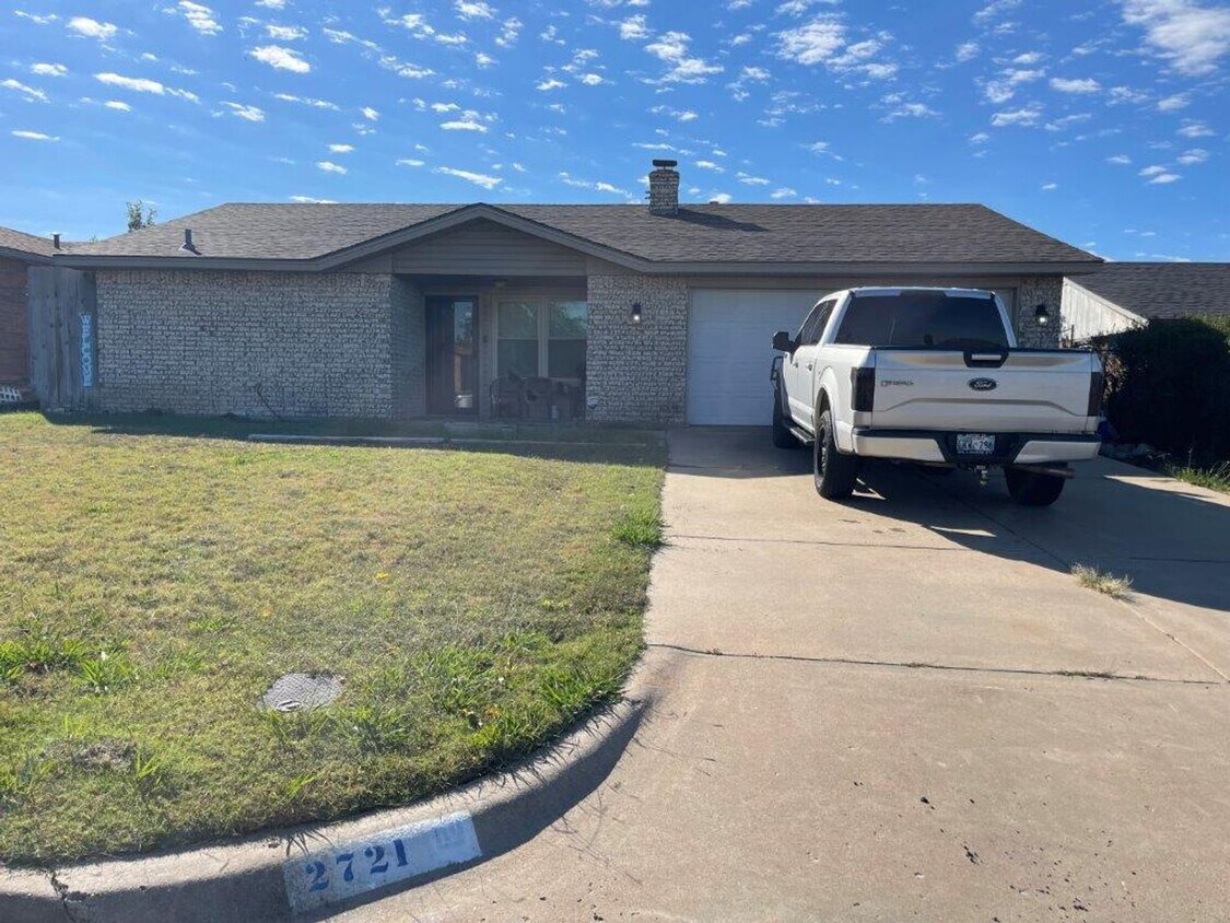 Foto principal - 3 bed 2 baths in Lawton! Cute and cozy hug...