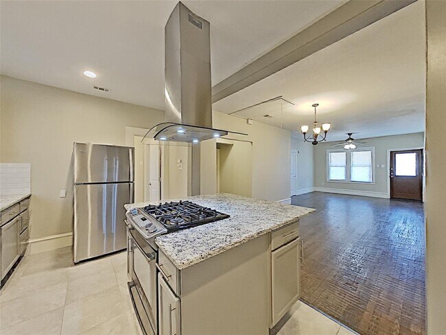 Building Photo - 929 S Rosemont Ave