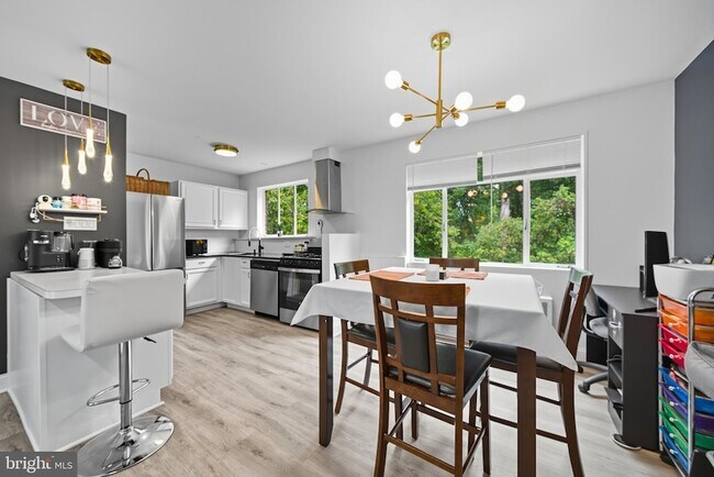 Foto del edificio - 10305 Montrose Ave