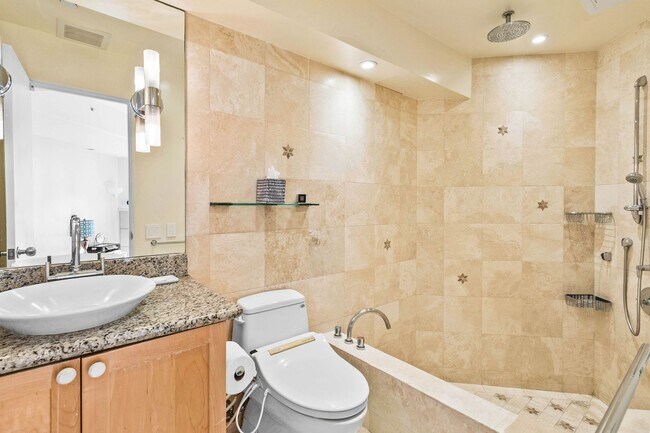 Foto del edificio - Furnished Luxury Penthouse Room. Utilities Included & Monthly Housekeeping