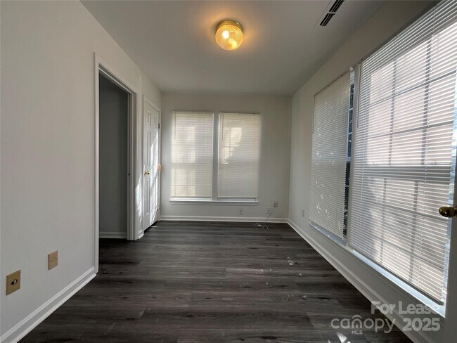 Foto del edificio - 15709 Castle Watch Ave