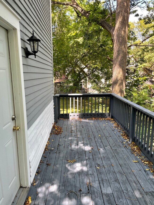 Building Photo - 4 bed/2 bath home close to WMU and downtow...