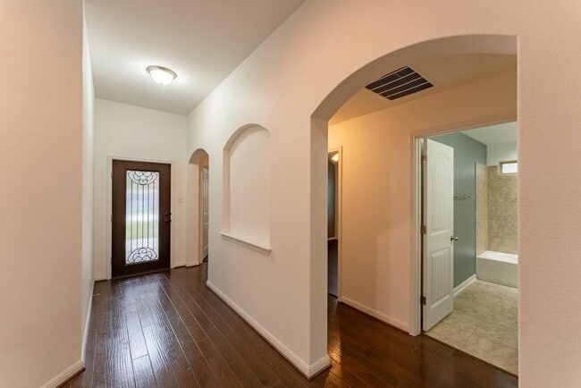 Building Photo - 448 Bottle Brush Dr