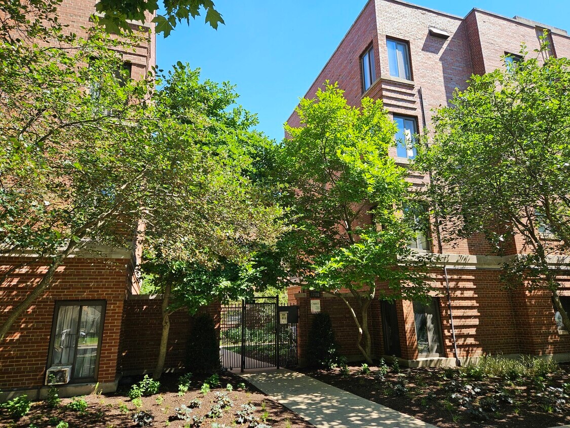 Foto principal - 1220 W Chase Ave